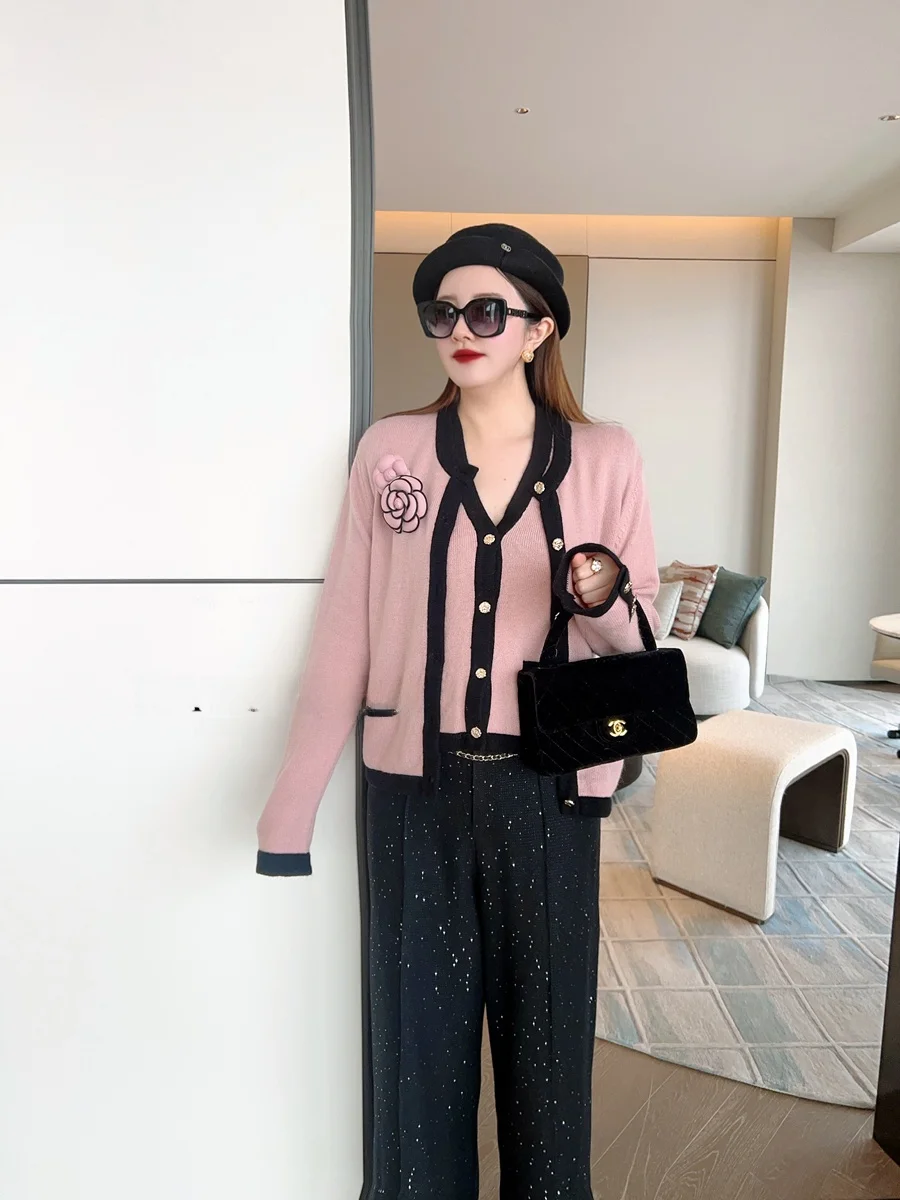 

Комплект из шерстяного жилета и свитера Mavis Leung Ele Sweet Sle в розовом цвете Mis Pink, в стиле ретро, с длинными рукавами и цветочным узором.