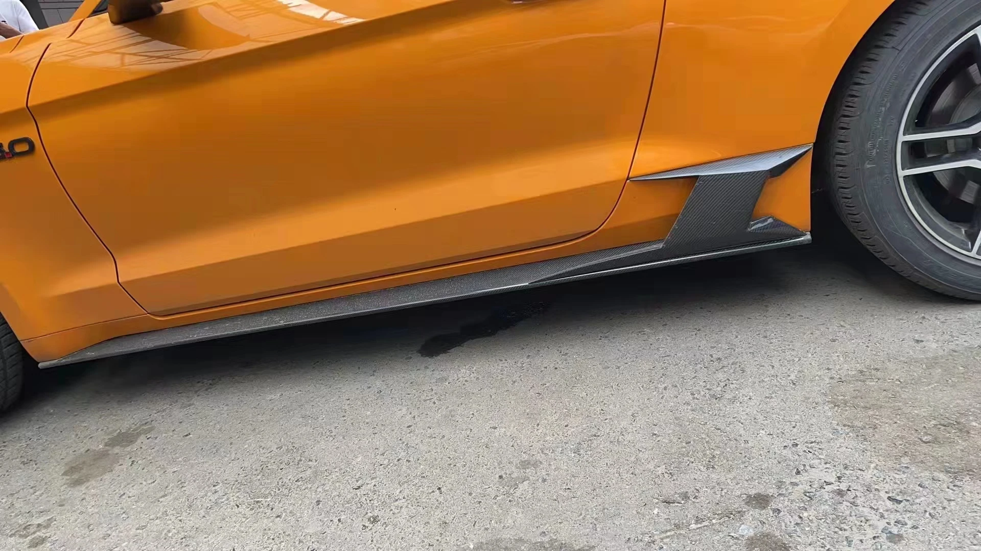 Minigonne laterali per auto in vera fibra di carbonio Bodykit Estensione paraurti Copertura gonna laterale per Mustang 15-23