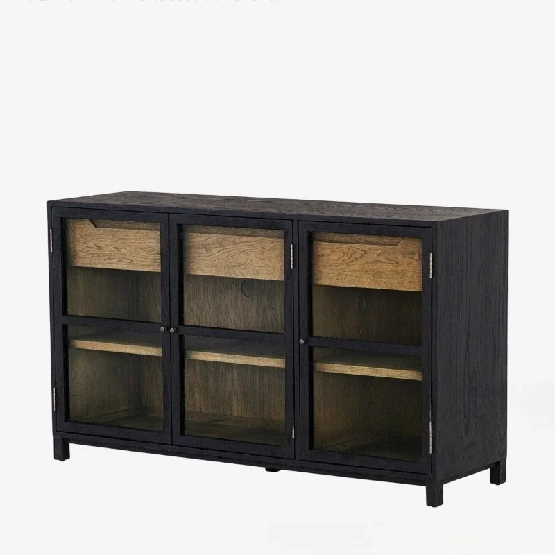 غرفة المعيشة ذات المدخل القديم والقديم، خزانة تلفزيون سوداء للتخزين على الأرض، خزانة عرض راقية