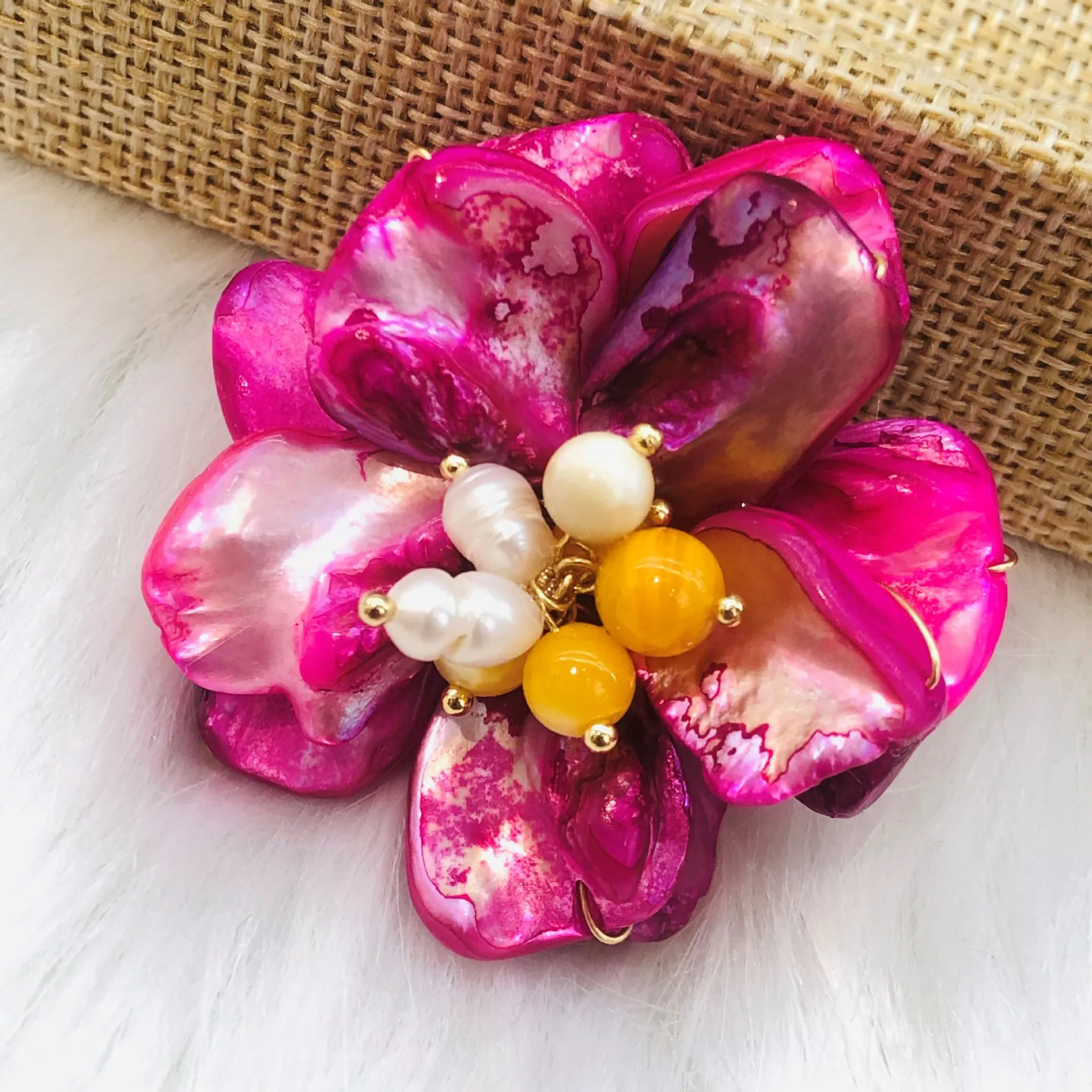 Flower shell brooch hand-woven petal corsage fashion niche design women's brooch manufacturer wholesale