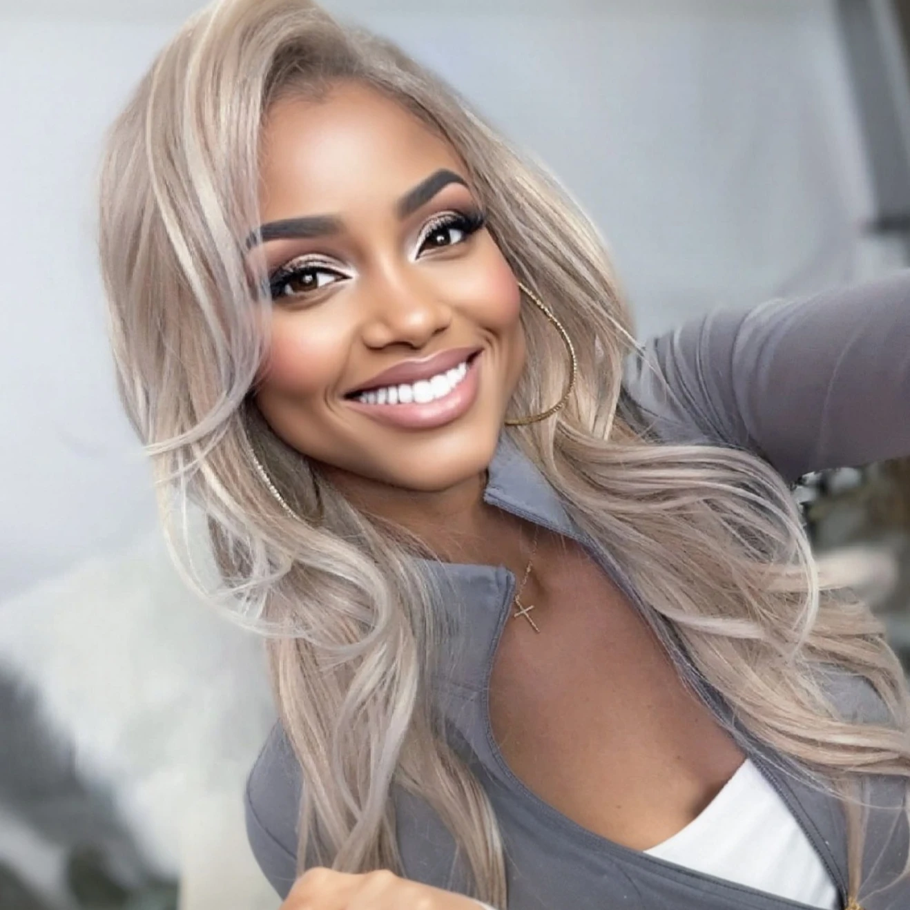 

Парик с волнистыми локонами и кружевной передней частью из натуральных волос, предварительно выщипанный, серый, 13x4, без клея, серебристый, плотность 200%