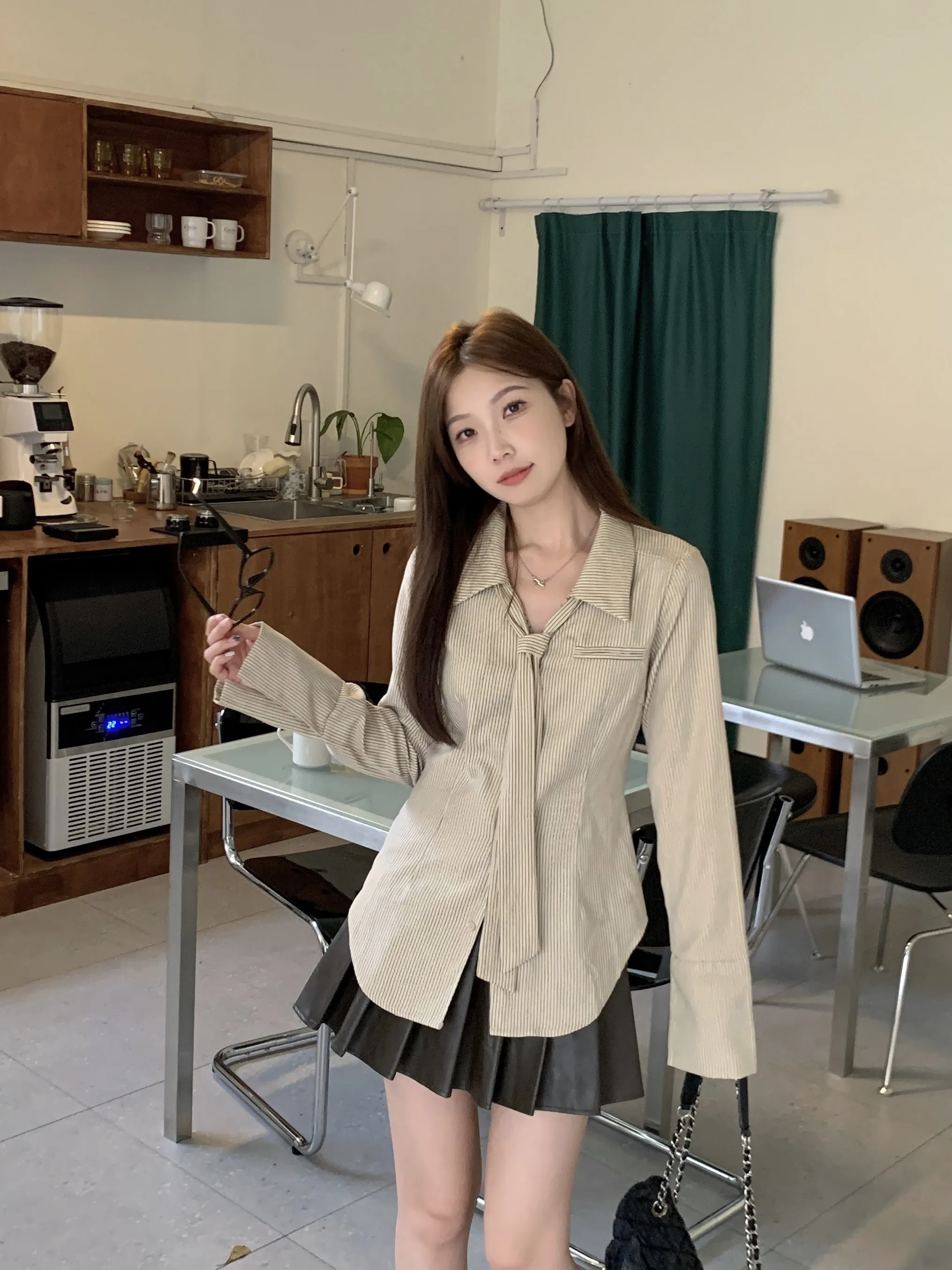 

Винтажная полосатая бежевая рубашка с лацканами и завязками, новая нишевая рубашка в стиле Харадзюку в консервативном стиле с длинными рукавами, облегающий топ, женская трендовая одежда