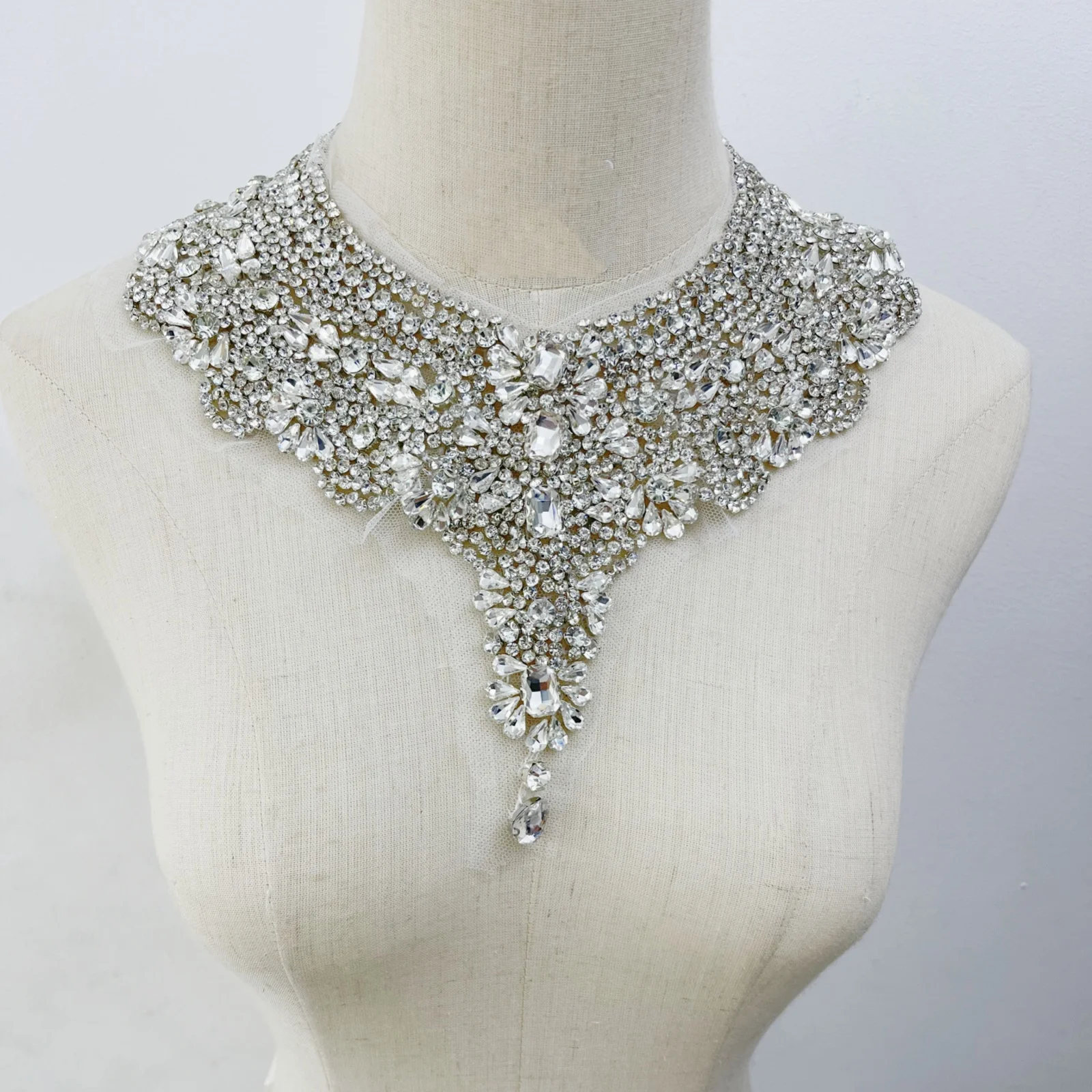 (1PC) Luxury silver crystal glass rhinestone neck collar applique patch sew on for wedding evening dress WDD1386