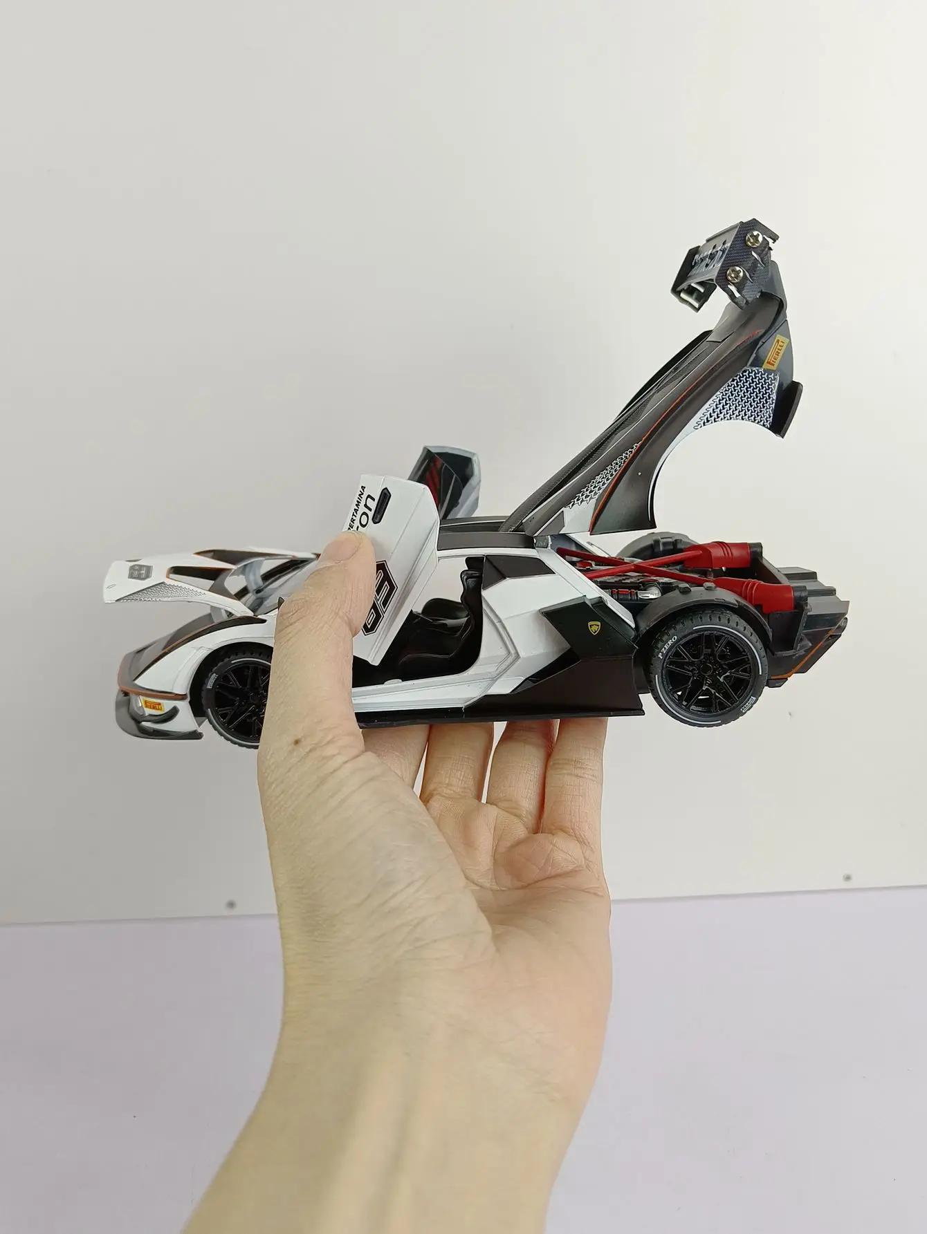 

1:24 simulation Lamborghini SCV12 alloy car model doors on both sides that can be opened rich details, fine workmanship