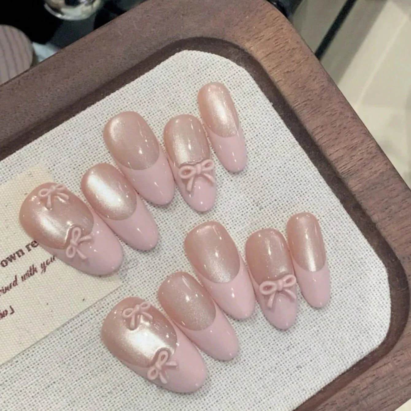 10 pièces de faux ongles en forme d'amande pressés à la main, magnifiques faux ongles, dégradé rose nude effet œil de chat, adaptés aux femmes.