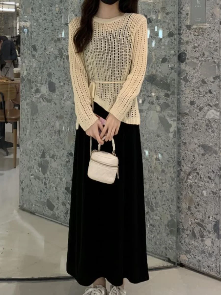 

Летний тонкий вязаный свитер-накидка с круглым вырезом, ажурным цветочным узором и нестандартными крючками, простой и универсальный.