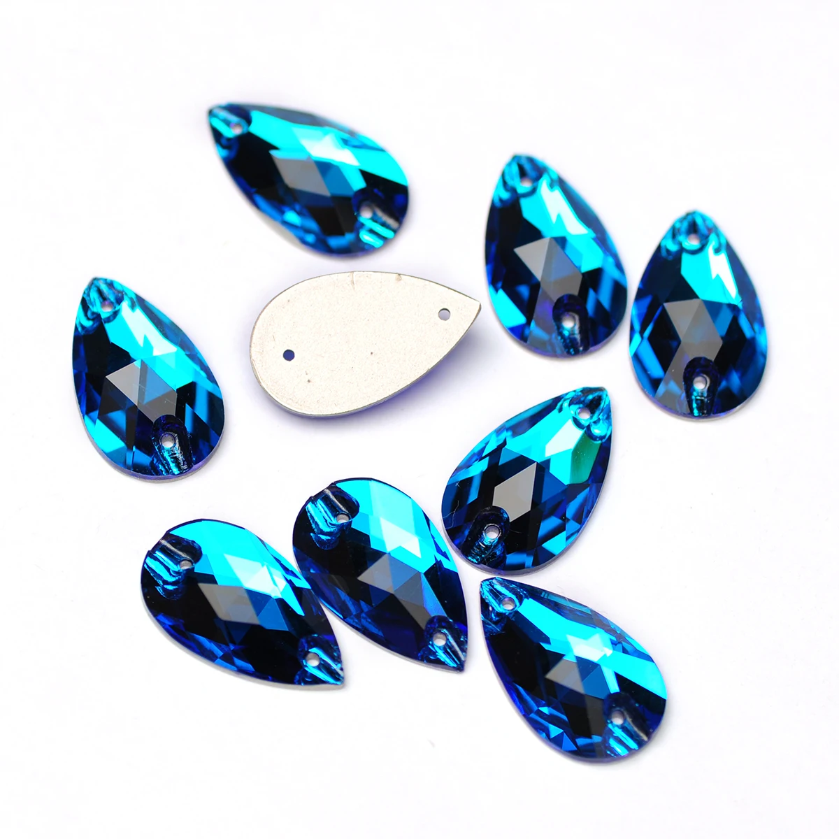Neue Glaskristallformen, blaue Zirkon-Aufnähsteine, flache Strasssteine zum Aufnähen für Kleidung, Kleider und Bekleidung. – Detail 4