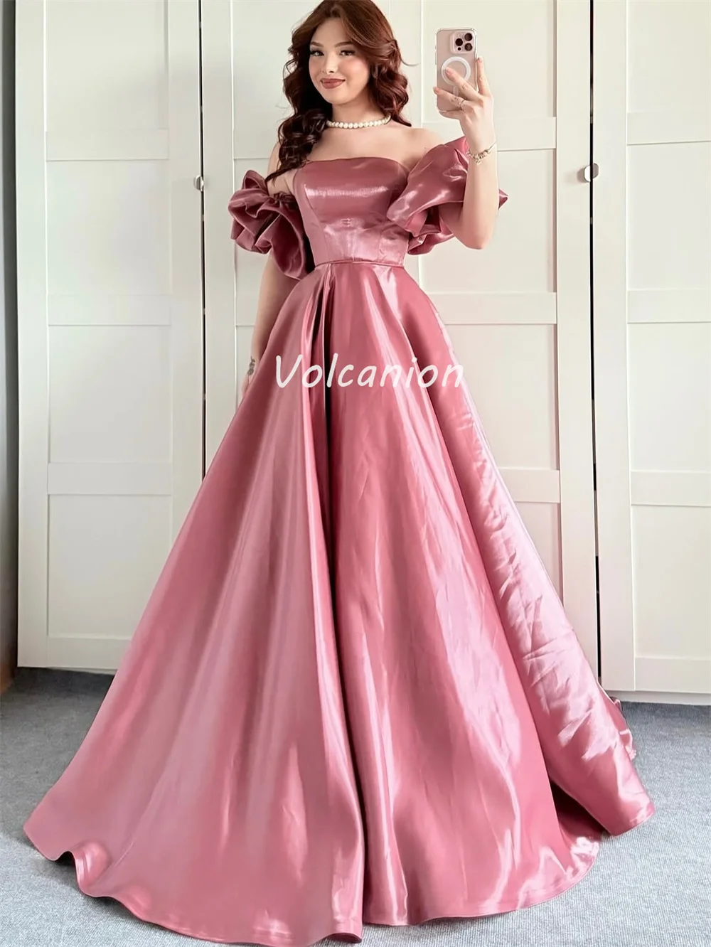 ที่กําหนดเองสไตล์โมเดิร์นประณีต Charmeuse Ruched จีบ A-Line Ball Gown Off-the-ไหล่ชุดยาว Bespoke โอกาสชุด