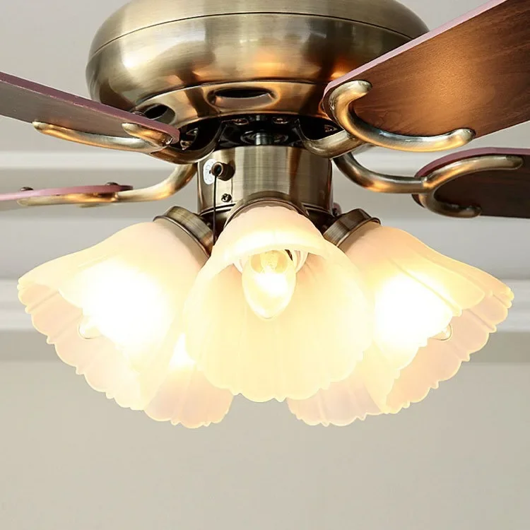 غرفة نوم مضيئة بأربعة شفرات، حامل سقف بمحرك تيار مستمر ذكي حديث، مروحة سقف ذكية تعمل بالتحكم عن بعد مع ضوء