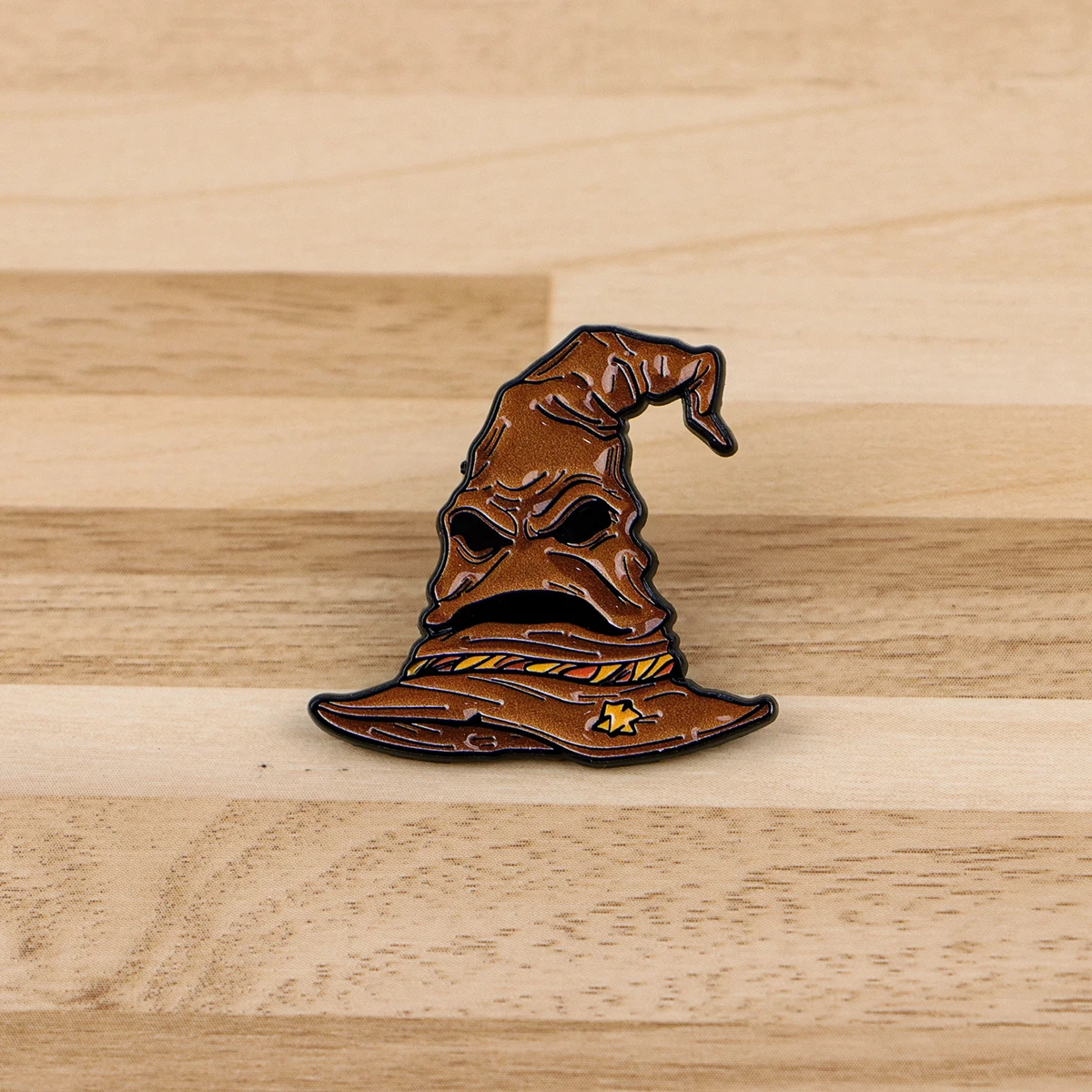 Filmhut-Emaille-Pin, Cartoon-Hexenhut-Brosche, Anstecknadel für Rucksäcke, Taschen, Schmuck, Kleidung, Dekoration, Fan-Geschenk – Detail 3