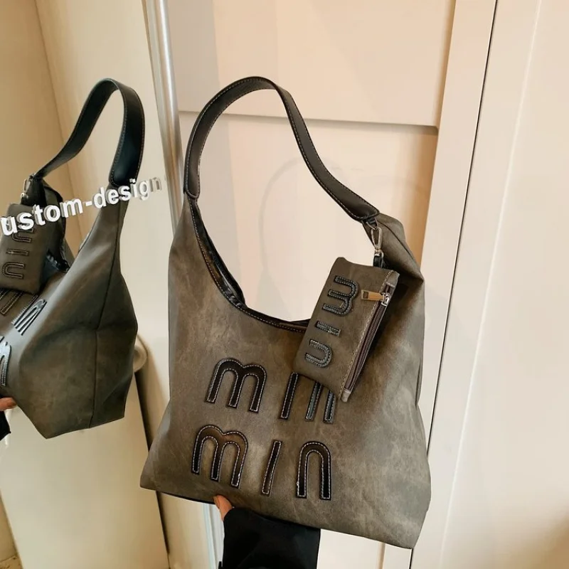 

Элегантная женская большая сумка с просторным отделением из кожи. Женская модная сумка через плечо от дизайнера люксового бренда.