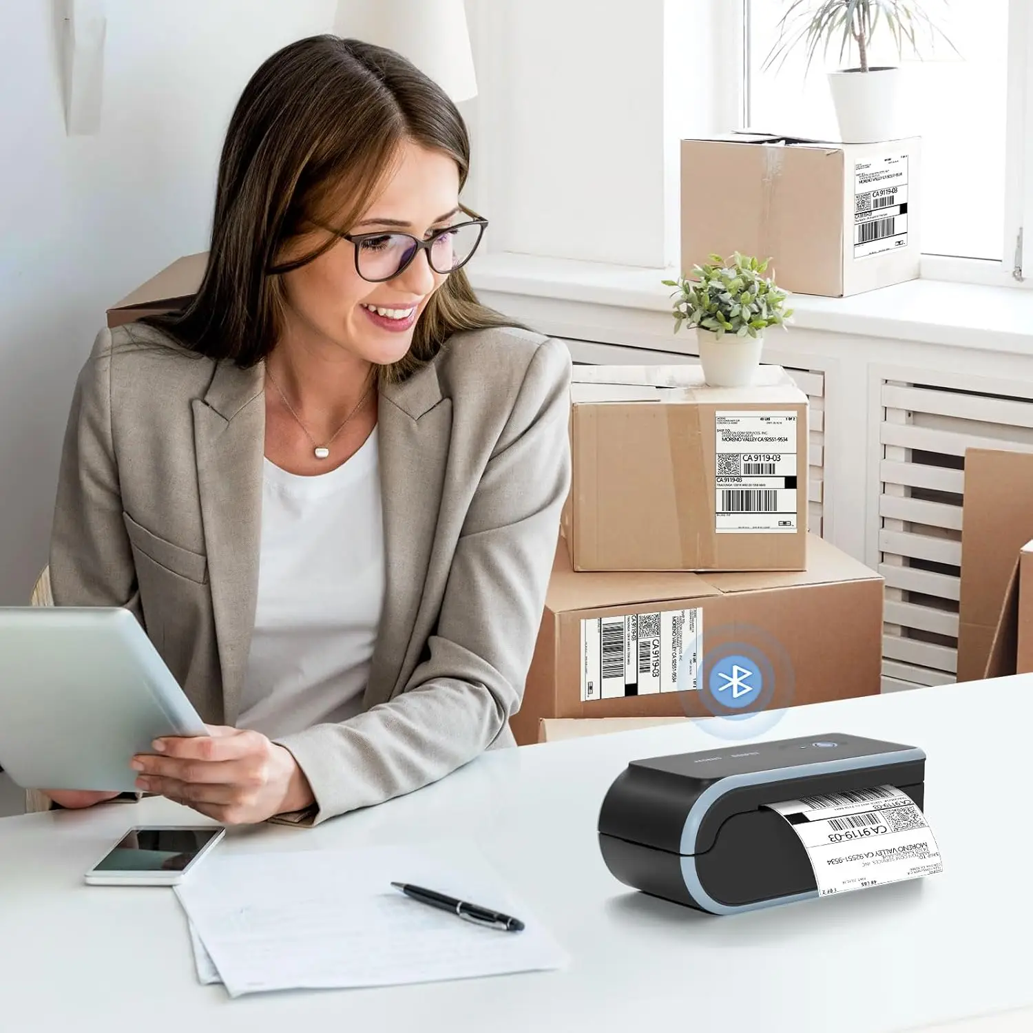 طابعة ملصقات حرارية بلوتوث، لاسلكية مع صندوق ورقي مدمج، متوافق مع iOS، Android، Windows، Mac، Chromebook
