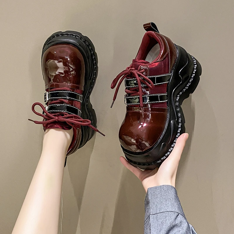 

2026, туфли на плоской подошве с круглым носком и толстой подошвой в стиле панк, женские лоферы, весенне-осенние кожаные туфли на шнуровке с пряжкой и амортизирующей стелькой