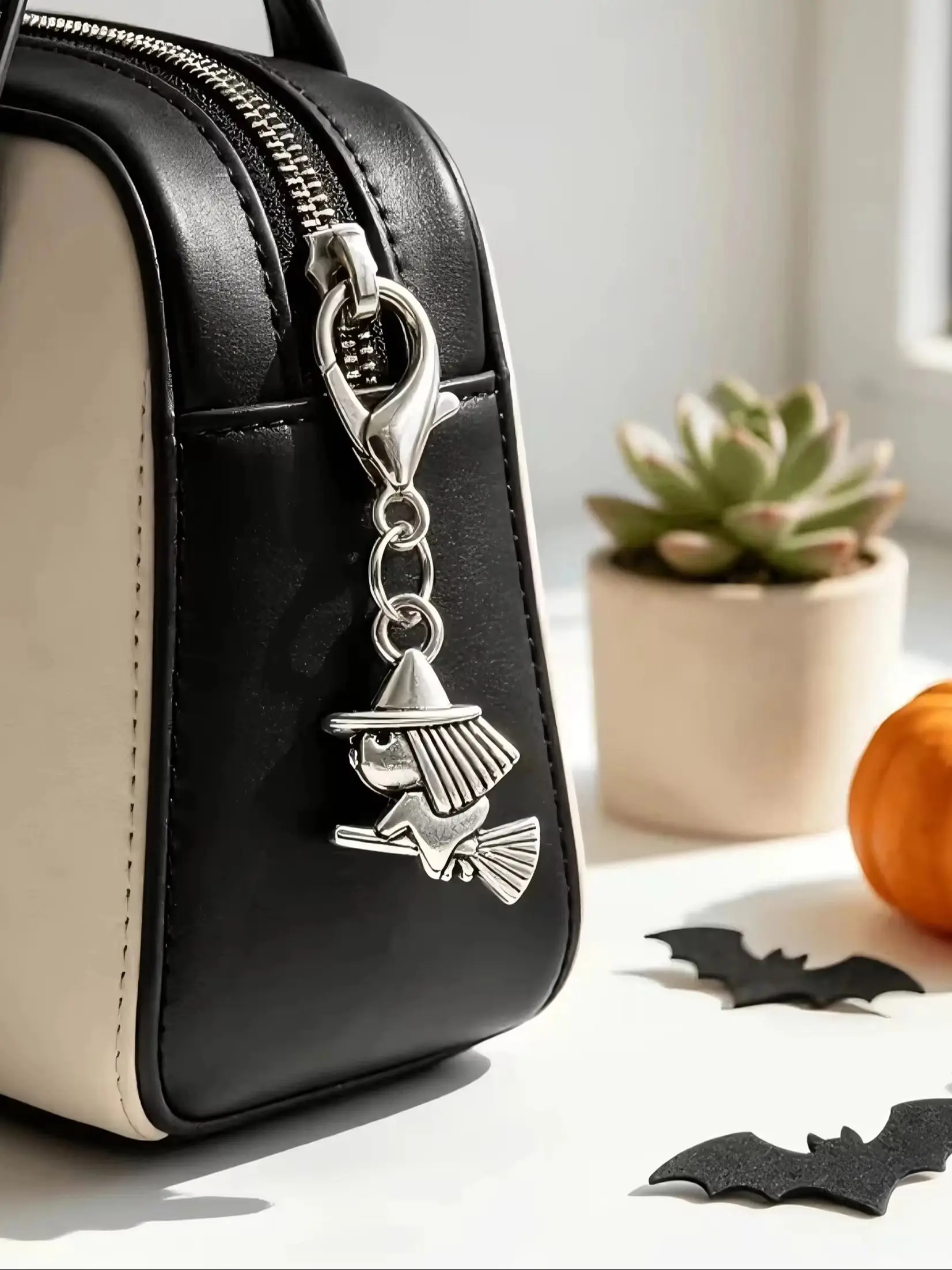 30 Stück Halloween-Hexenbesen-Schlüsselanhänger, niedliche Metall-Hexen-Taschenanhänger mit Karabinerverschluss, Halloween-Party-Geschenk-Accessoires – Detail 1