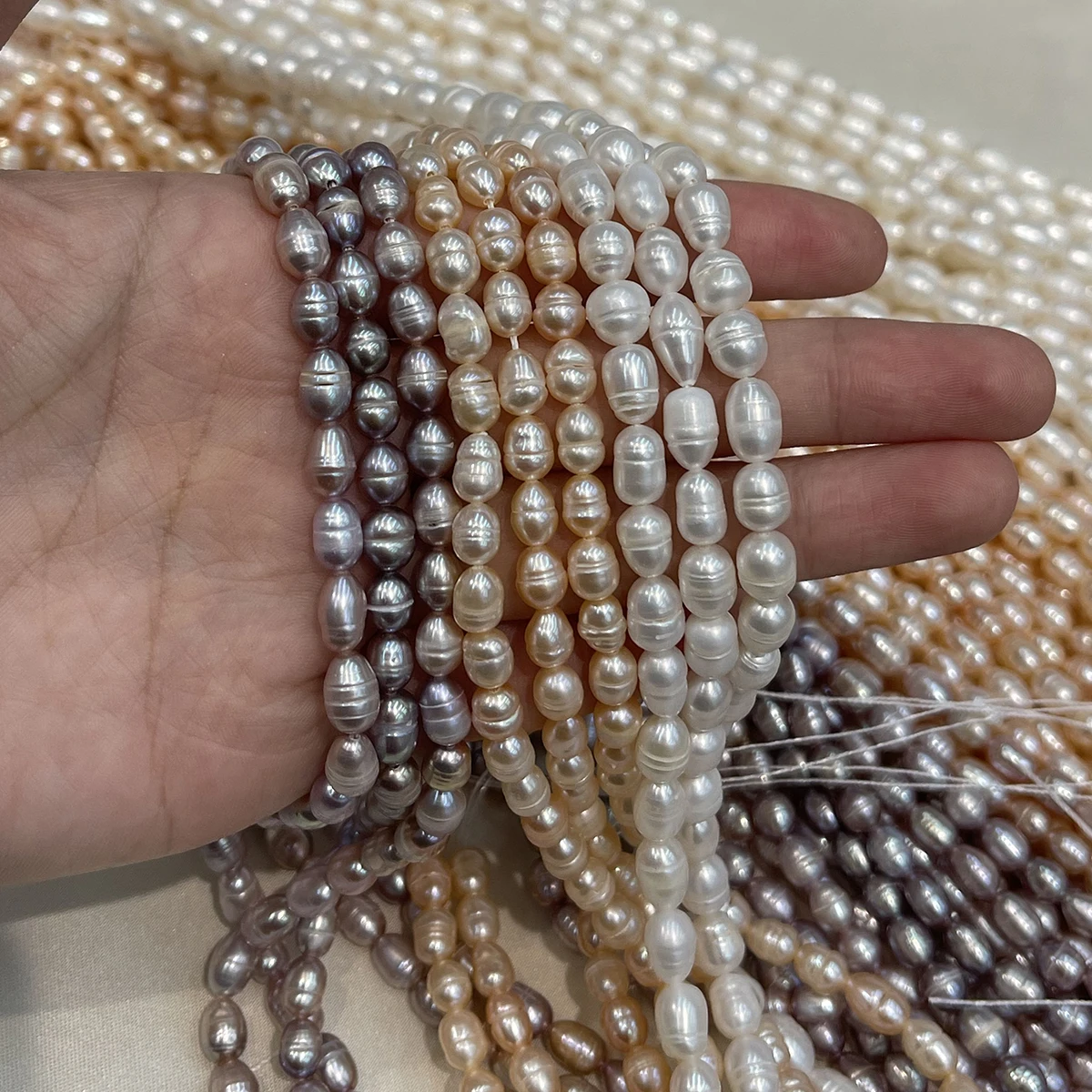 Ein 5-6mm großer Strang aus natürlichen Süßwasser-Reisperlen, barocke lose Perlen, 36cm, für DIY-Schmuckherstellung von Halsketten und Armbändern für Frauen. – Detail 4