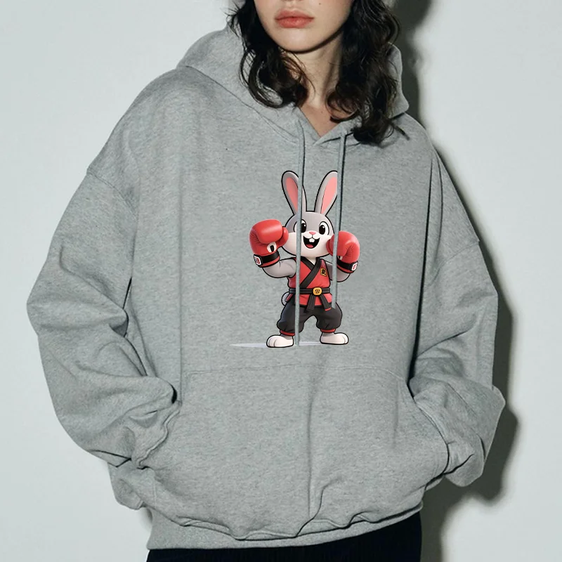 เสื้อฮู้ดพิมพ์ลายการ์ตูนกระต่ายต่อสู้ เสื้อสเวตเชิ้ตลำลองที่ทันสมัยและเป็นที่นิยม เสื้อฮู้ดกีฬาแขนยาวแบบสวมหัว