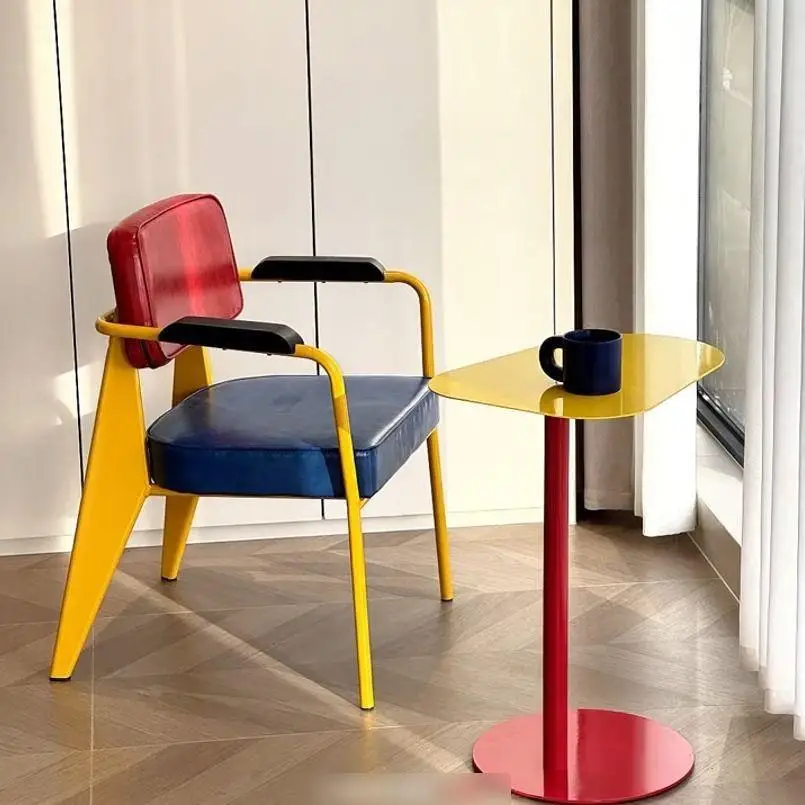 A minimalist home backrest chair with a retro internet celebrity sense of luxury