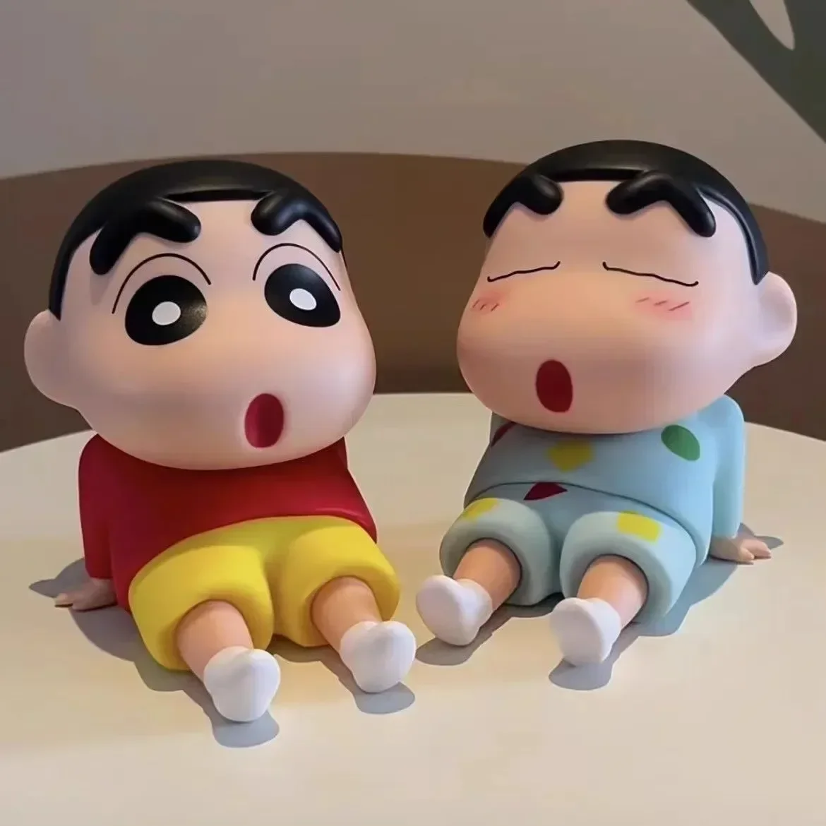 Assistir tv suporte do telefone bonito dos desenhos animados anime shin chan estatueta suporte do telefone móvel kawaii ornamento mesa decoração brinquedos presentes