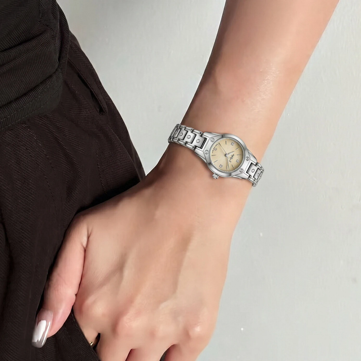 CILOA Women's Silver Round Watch Beige Dial with Crystal Markers Stainless Steel Bracelet Band Luxury Casual Quartz Wristwatch