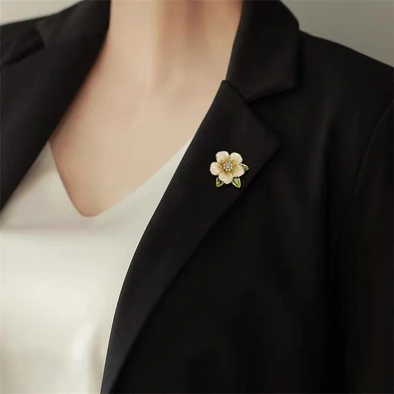 Elegante weiße schwarze Kamelie Blume Broschen Stifte für Frauen schöne Blumen pflanze Dressing Kleidung Corsage Schmuck Zubehör