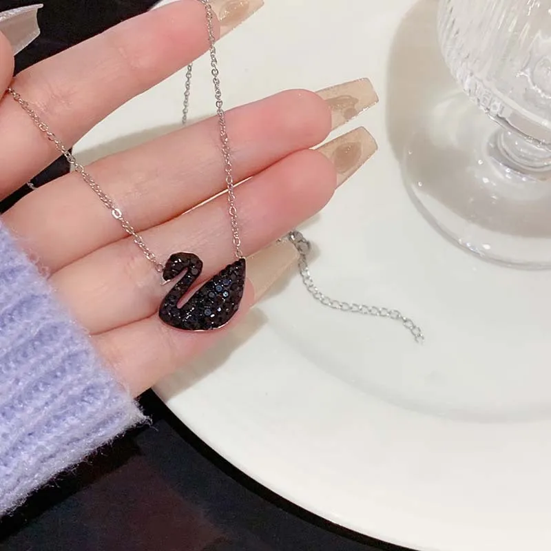 Collar clásico de cisne negro para mujer, moderno, lujoso ligero, elegante, simple, versátil, cadena de clavícula de alta gama, regalo para novia o mejor amiga