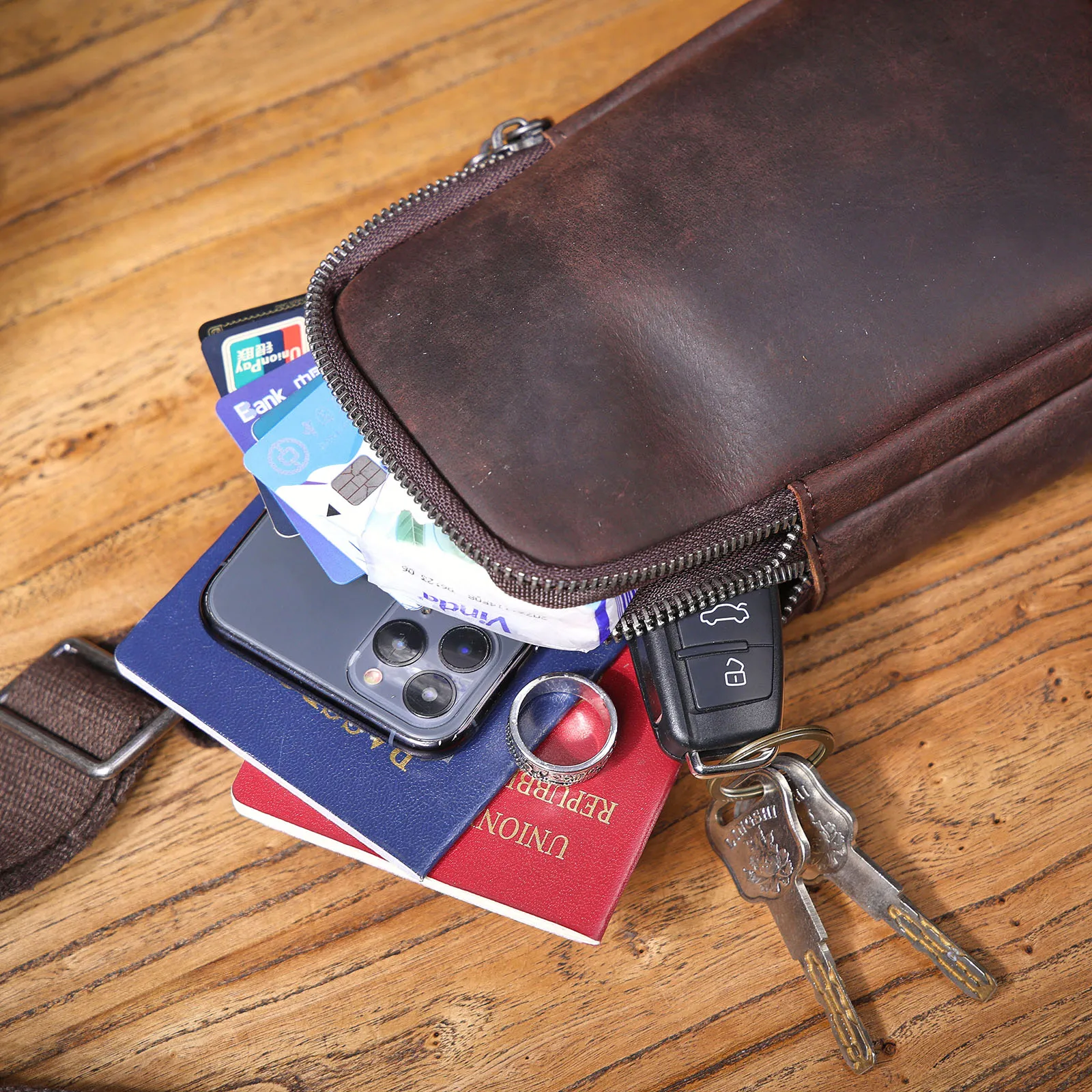 Premium-Brusttasche aus echtem Leder für Herren, Vintage-Umhängetasche aus Vollnarbenleder, Umhängetasche, Sling Bag, Tagesrucksack mit großem Fassungsvermögen – Detail 15