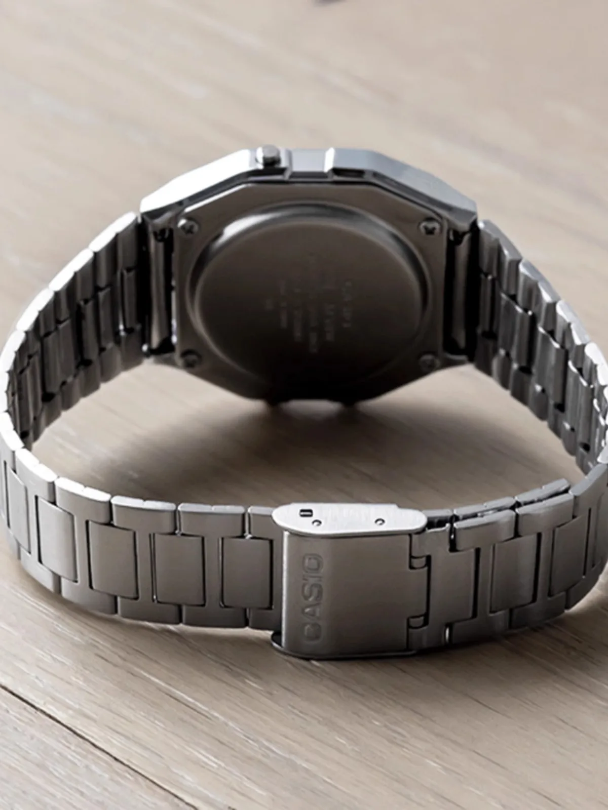 ساعة كاسيو للرجال معدن مربع شاشة ديجيتال ساعات كوارتز مقاوم للماء ساعة رياضية رقمية ريترو للرجال A158WEA-9