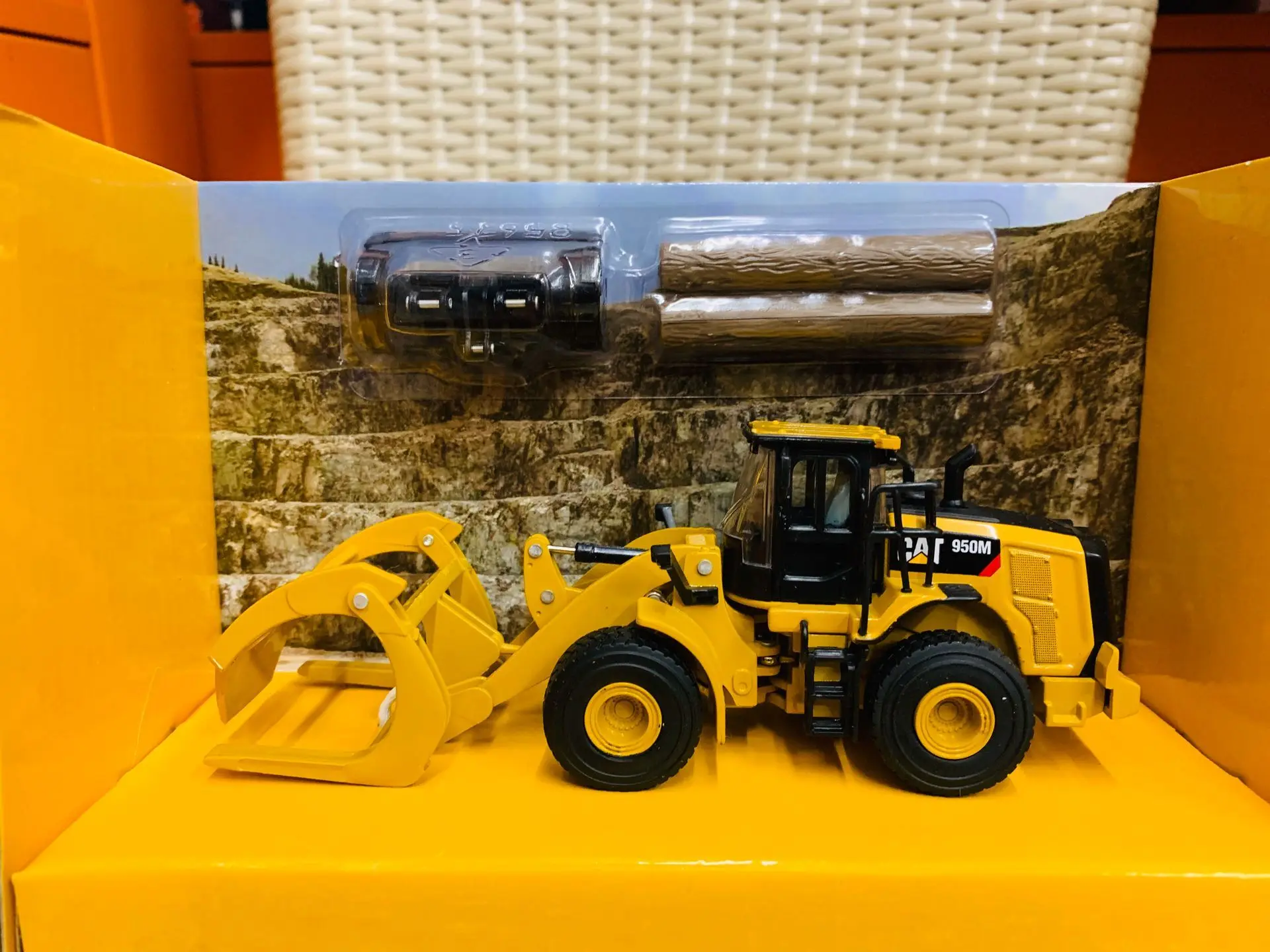 950M WHEEL LOADER LOG FORK & BUCKET 1/64 DIECAST MASTERS 85635