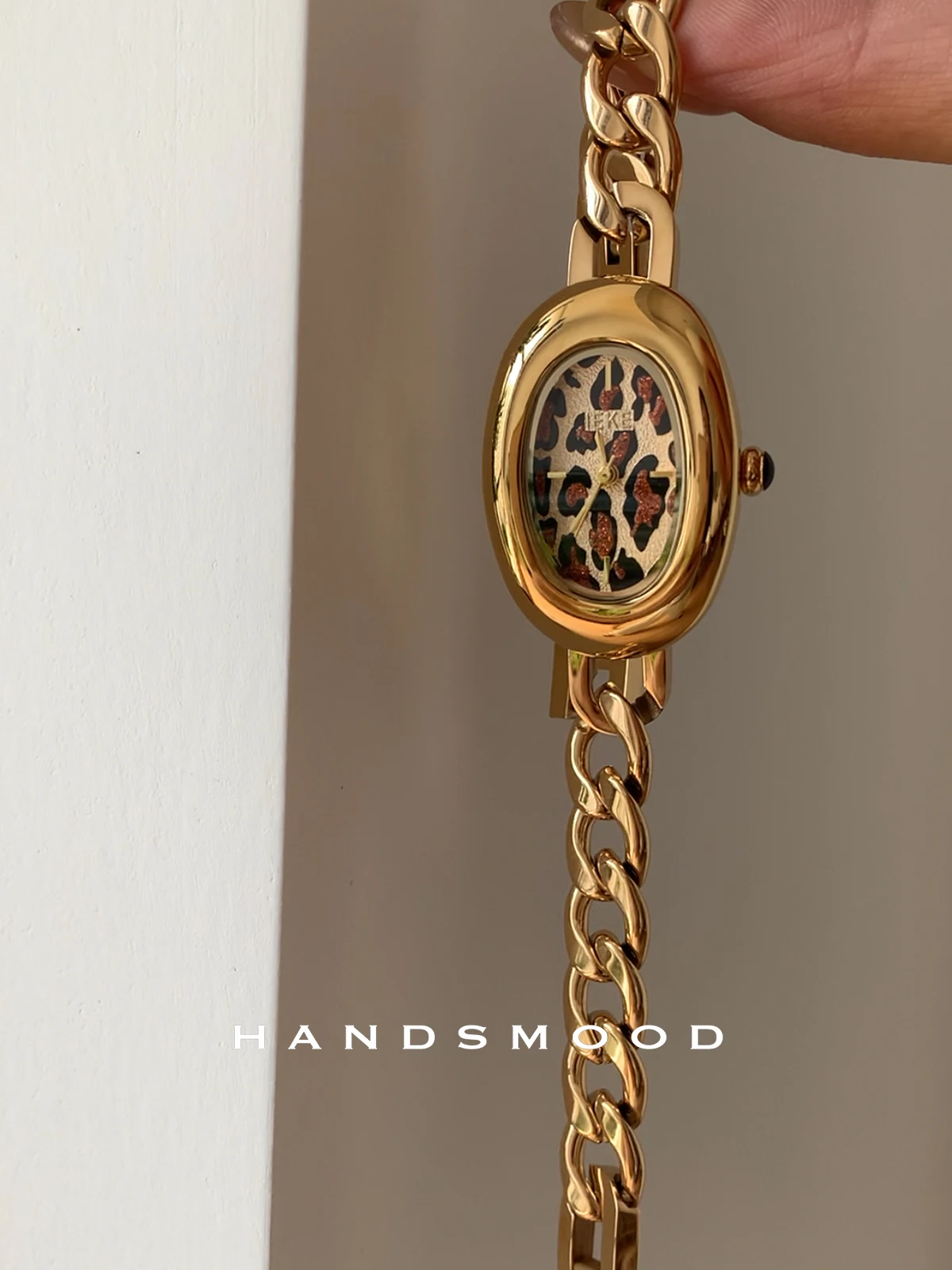 Oval leopard print design, trendy and unique chain women's watch, fashionable quartz wristwatch, women's accessory.