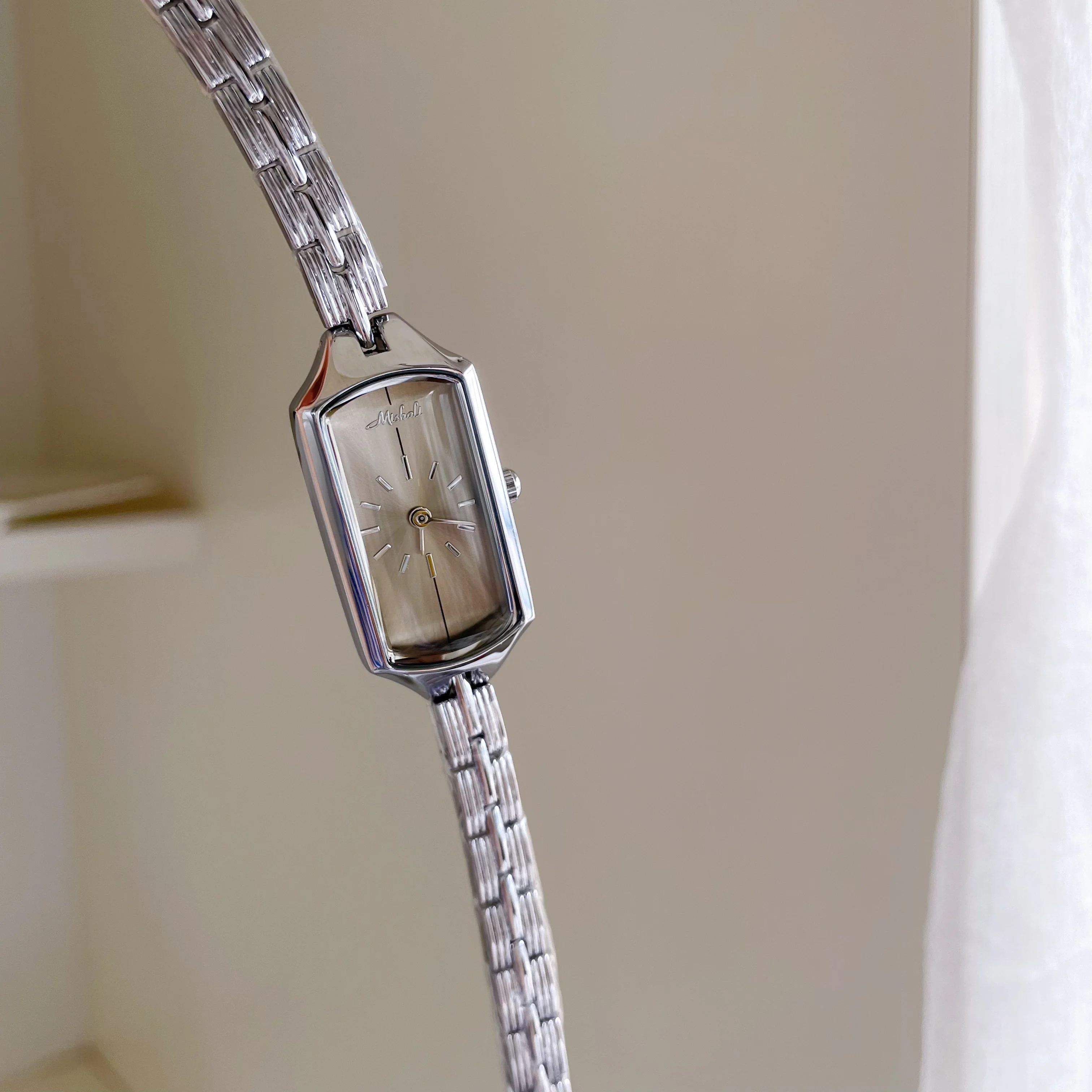 

HighQuality Gray Thin Strap Rectangular Watch For WomenA Premium Quartz WatchA Birthday GiftA Carefully Selected High-End Watch.