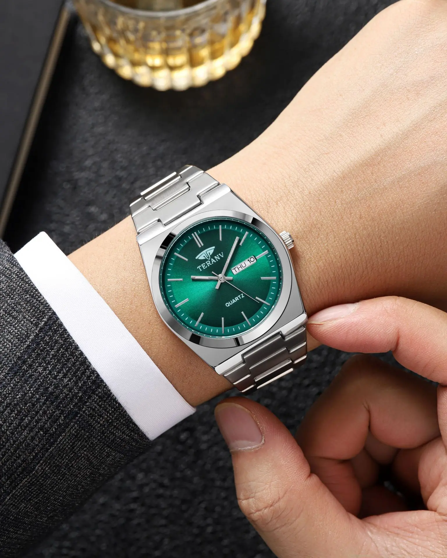 Stainless steel men's steel strip watch, luminous calendar, fashionable men's watch, versatile quartz watch