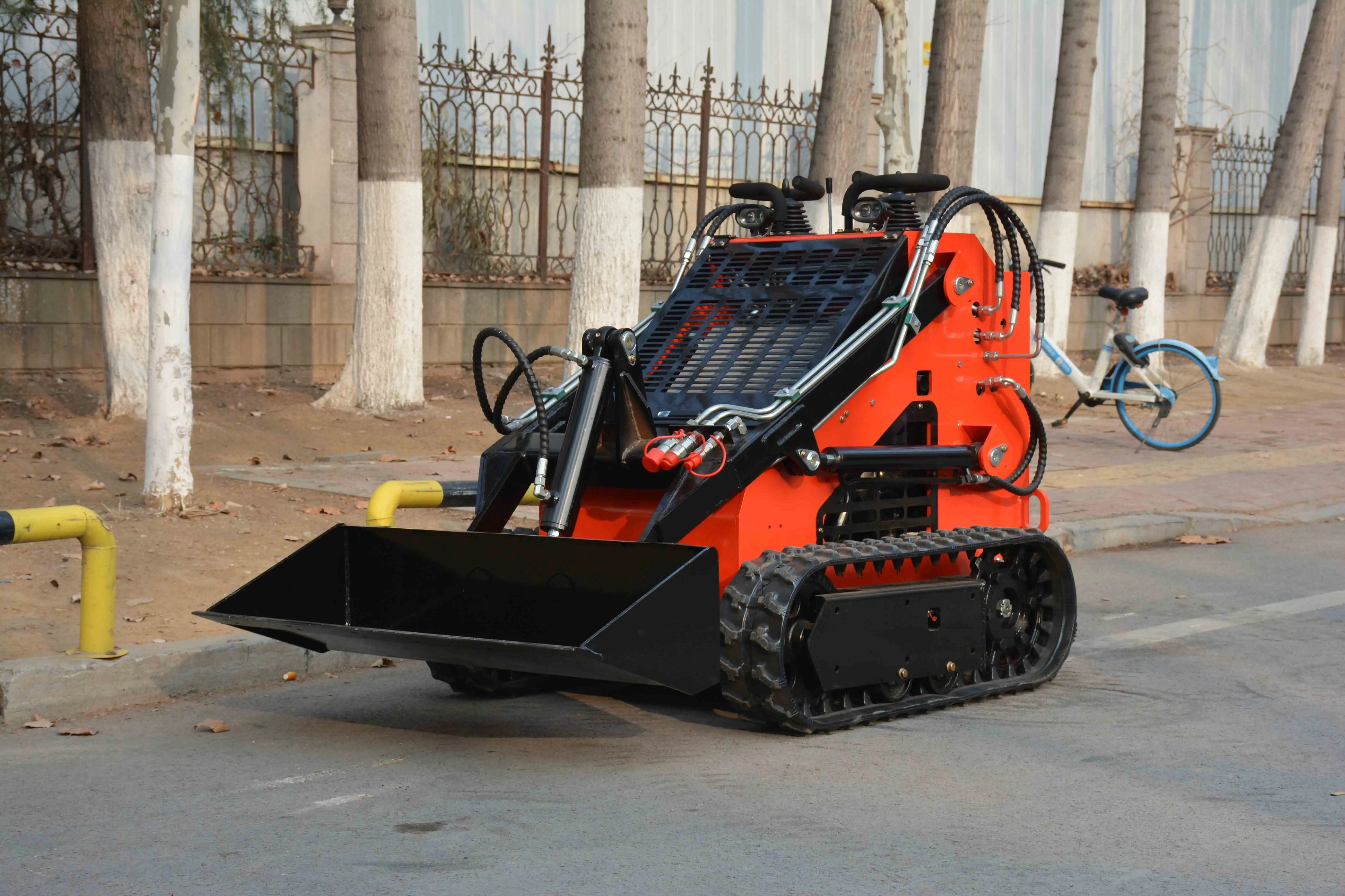 جرافة زاحفة مخصصة، جرافة انزلاقية توجيهية صغيرة، تستخدم للمزرعة العائلية والبناء، كشط التربة