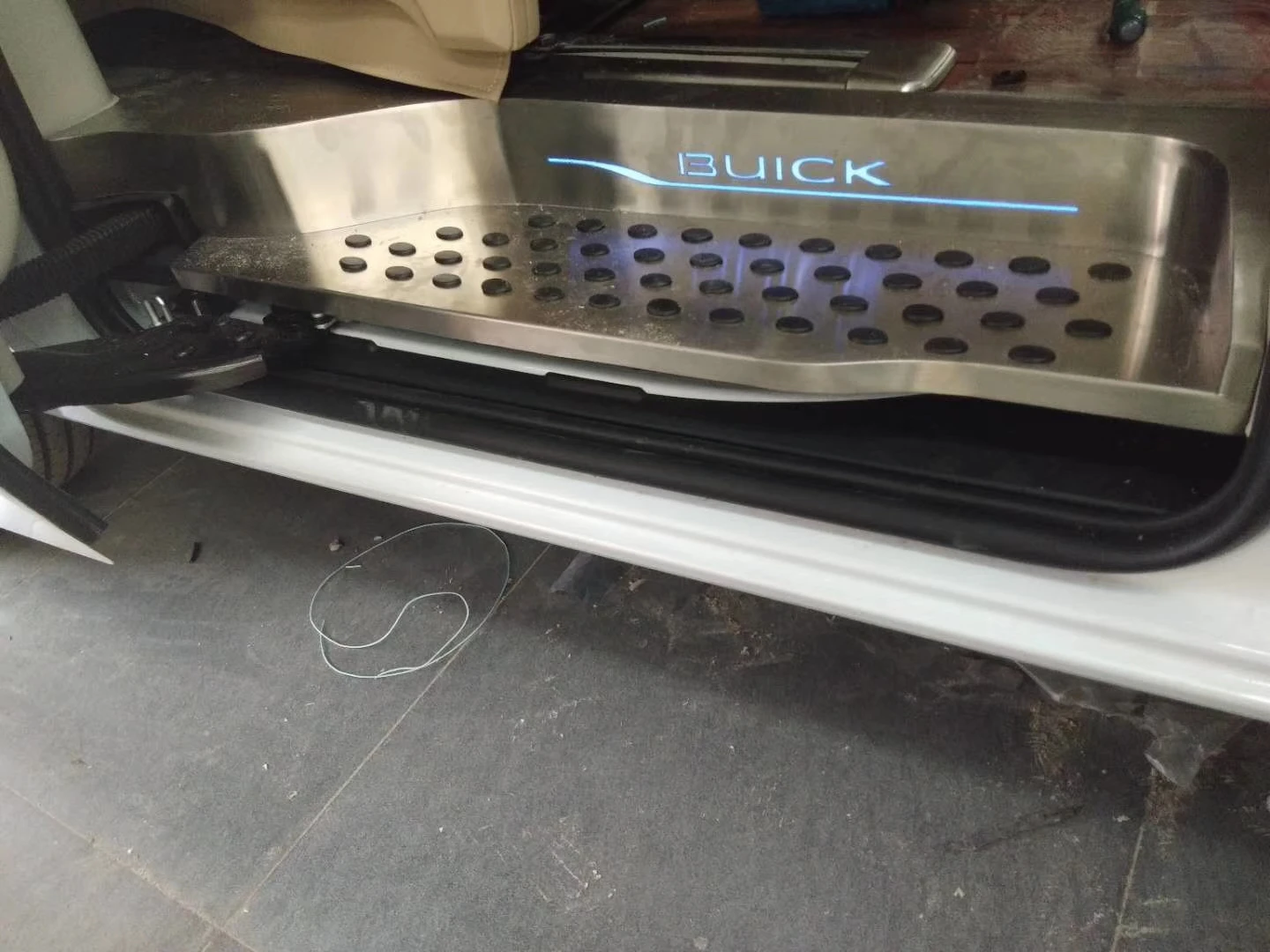 تصميم جديد إشارة الصوت المضادة للانزلاق الصلب الألومنيوم سيارة الكهربائية انزلاق دواسة مع LED