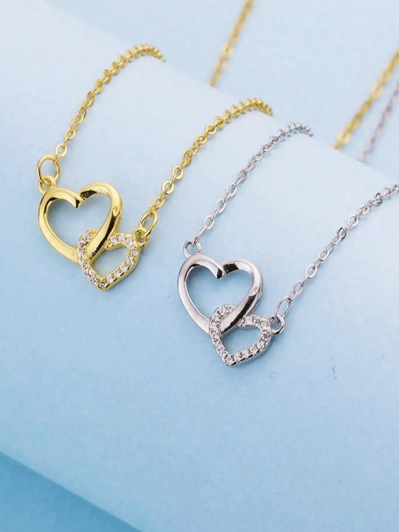 

Ожерелье с подвеской в виде двойного сердца золотистого цвета с акцентами из кубического циркония