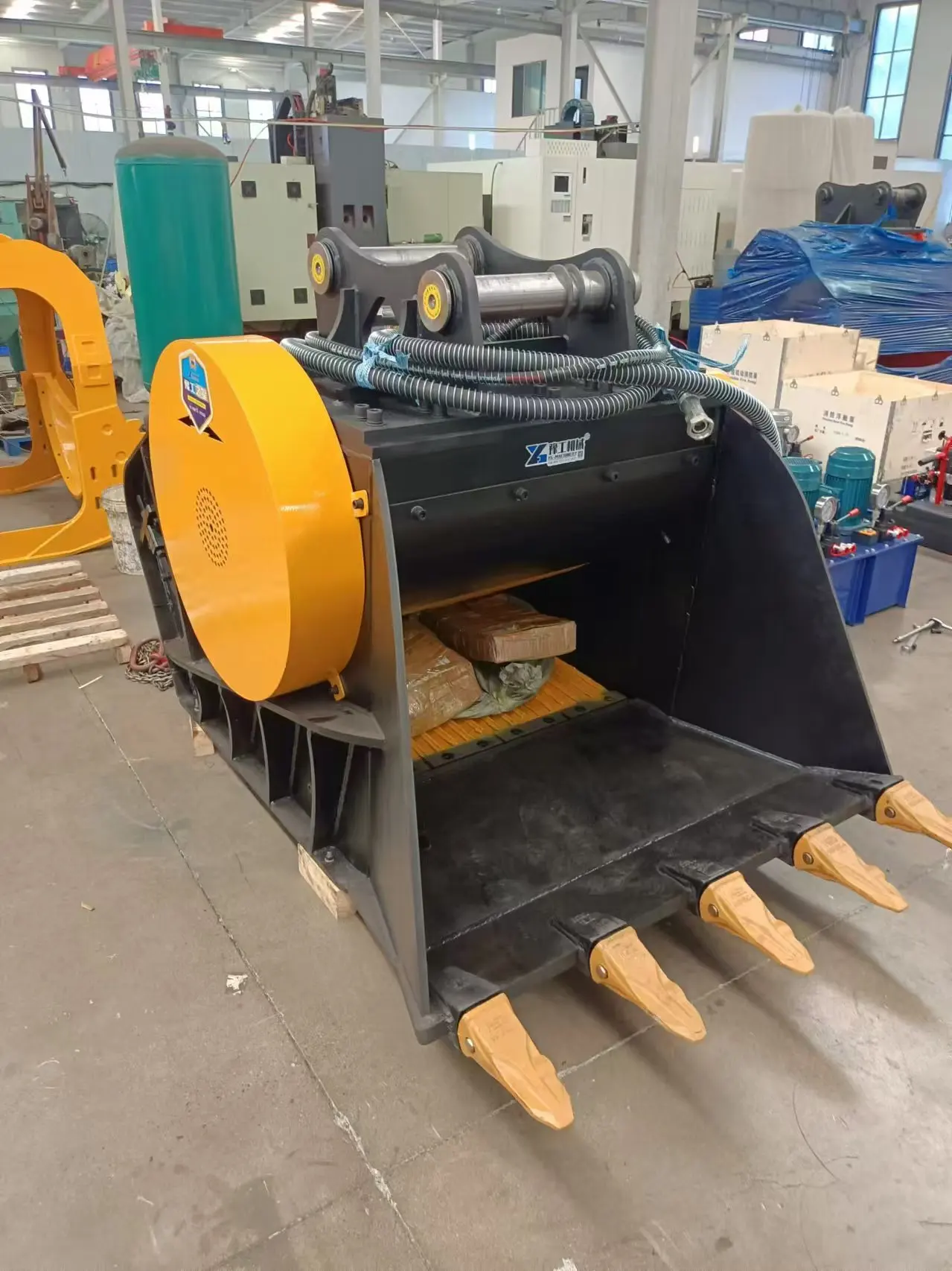 Powerful Excavator Crusher Bucket for Large-Scale Crushing Operations Heavy-Duty Performance