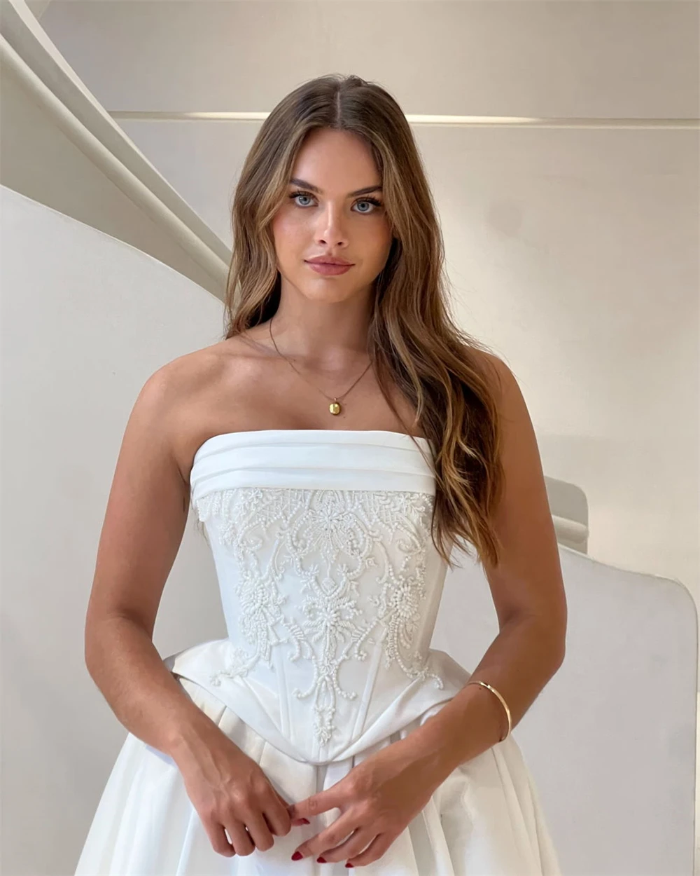 맞춤형 보헤미안 화이트 새틴 웨딩 드레스, 포멀한 스트랩리스 슬리브리스 신부 드레스, 꿈같은 A라인 코트 트레인 베스티도 데 노비아