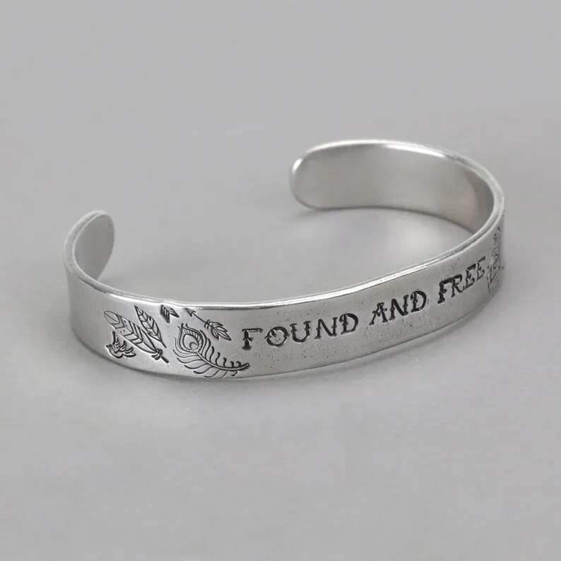 Forniture per la creazione di gioielli con stampaggio in metallo Piuma di pavone dell'anca che puntola il timbro di design in metallo destro per metallo, gioielli (11 mm)