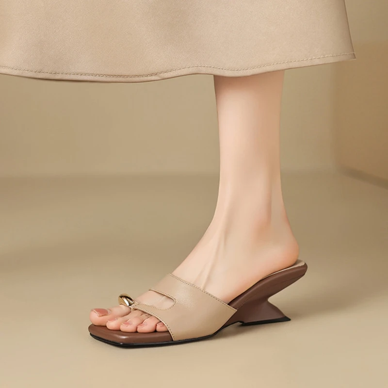 

НОВЫЕ летние женские тапочки, женская кожаная обувь с квадратным носком, туфли на странном каблуке, сандалии на высоком каблуке, современные металлические тапочки