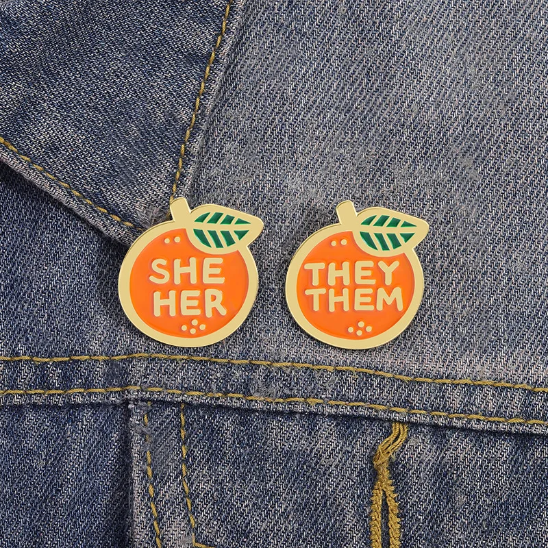 Alfileres de solapa, broche creativo de pronómas de género naranja, THEY THEM/SHE HER, Pin decorativo divertido, insignia, broches en ropa, Pin esmaltado