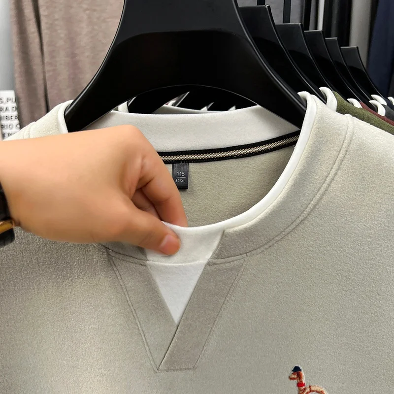 Hochwertiges Herren-Langarm-T-Shirt mit Rundhalsausschnitt, Zweiteiler-Optik, Farbblockierung, Besticktes T-Shirt, Modischer Trend in Herrenbekleidung – Detail 9