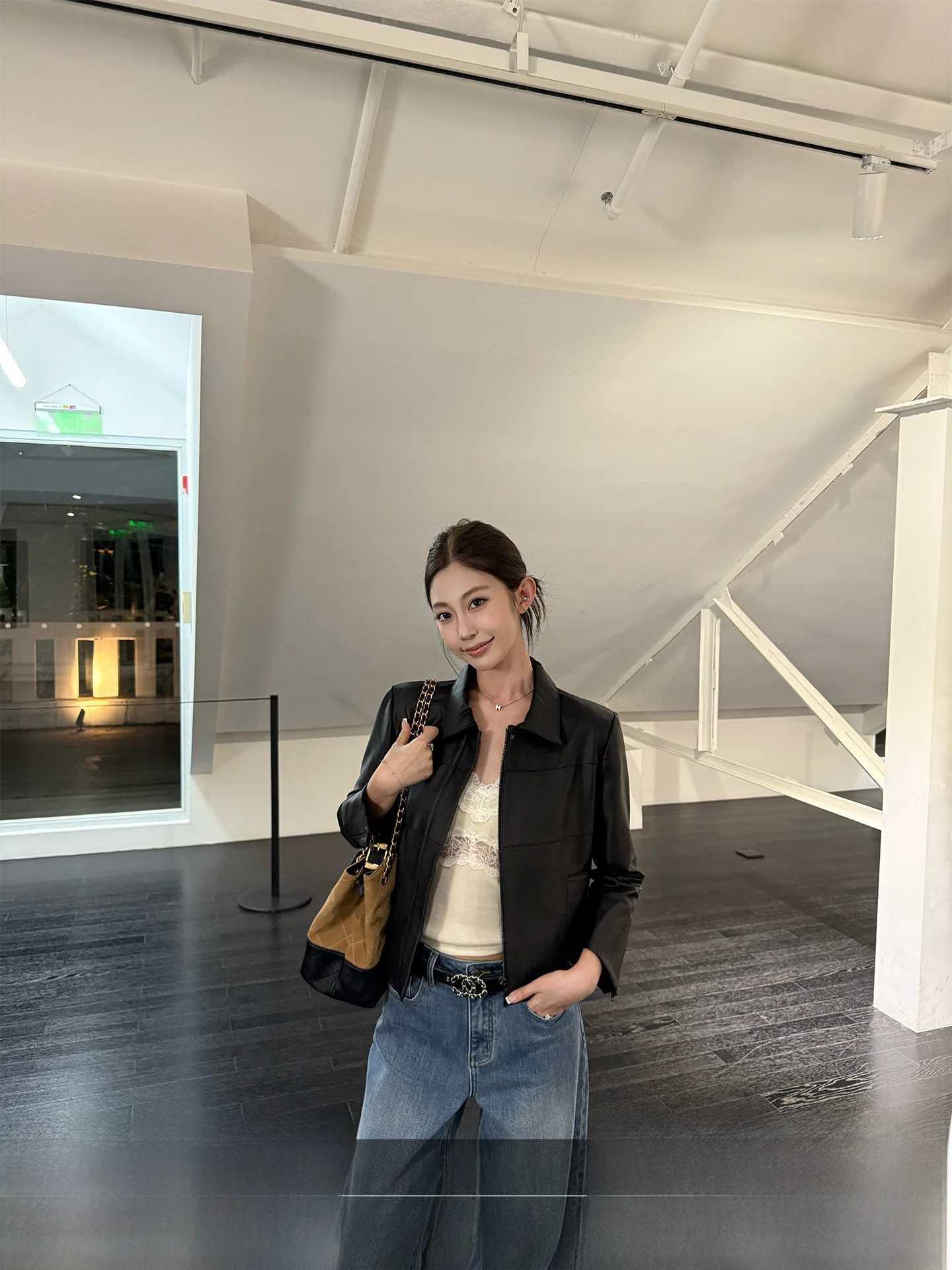 เสื้อแจ็คเก็ตหนัง PU 4PRIL สำหรับผู้หญิง สไตล์เรโทรเท่ห์ ทรงเข้ารูป คอปกพับได้ ตัดต่อสีดำ เสื้อคลุมลำลองสำหรับฤดูใบไม้ร่วง