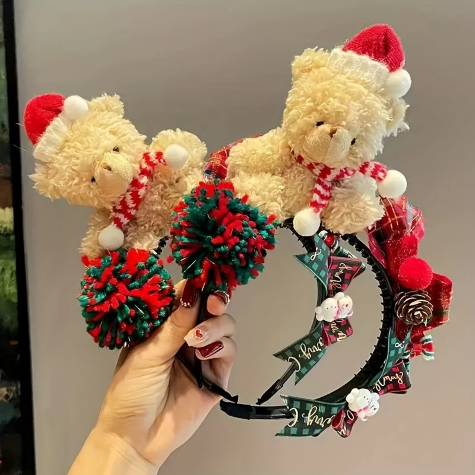 1 diadema navideña de oso de peluche, diseño de bufanda de gorro de Papá Noel de felpa, pompones festivos rojos y verdes, lindo accesorio navideño para el cabello para mujer