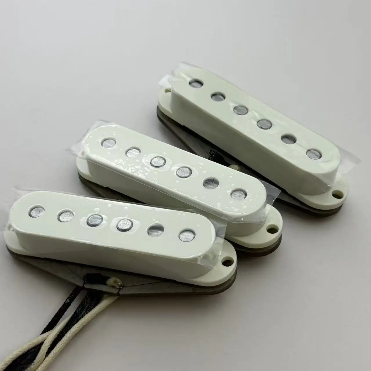 التقاطات جيتار بملف واحد V70 SSS مخصصة - نغمة الروك الراقية المصنوعة يدويًا من ألنيكو 5 من السبعينيات #6