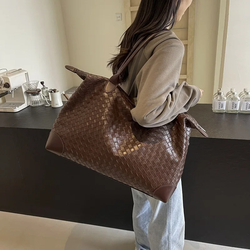 

Fashionable woven large capacity tote bag for women, new minimalist single shoulder travel bag trend