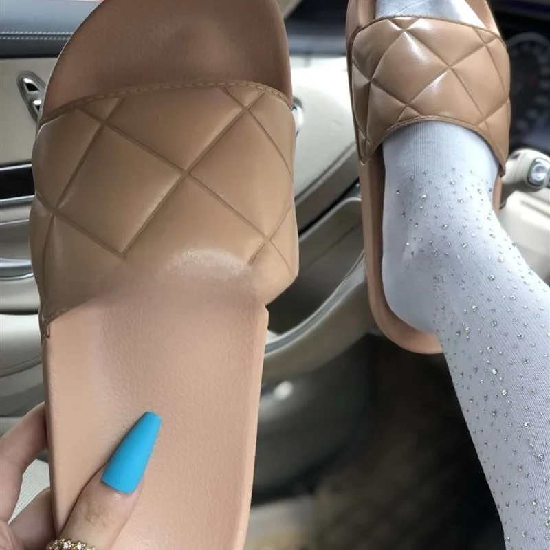 صنادل نسائية كاجوال كبيرة مسطحة متقاطعة من جلد البولي يوريثان سهلة الارتداء بكعب مسطح للربيع والصيف لون نقي وتفاصيل ماسية