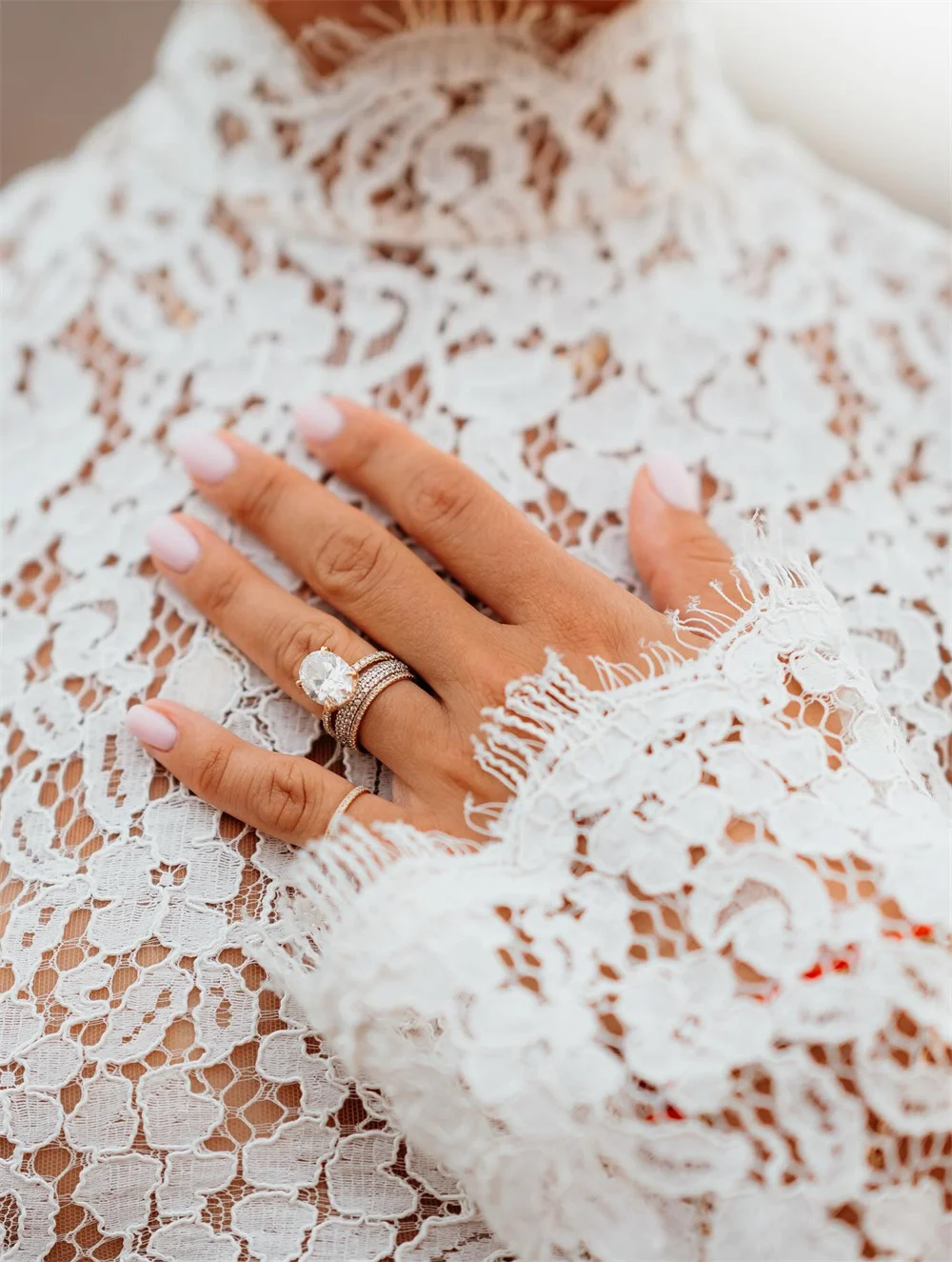 طوكيو مخصص الأبيض الرقبة العالية فساتين الزفاف كم طويل الدانتيل حورية البحر زي العرائس 2025 أنيقة ذيل محكمة فساتين الزفاف