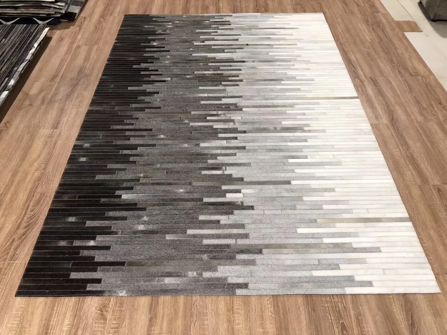 

Современный серый ковер из коровьей кожи в стиле пэчворк, ковер из натуральной воловьей кожи