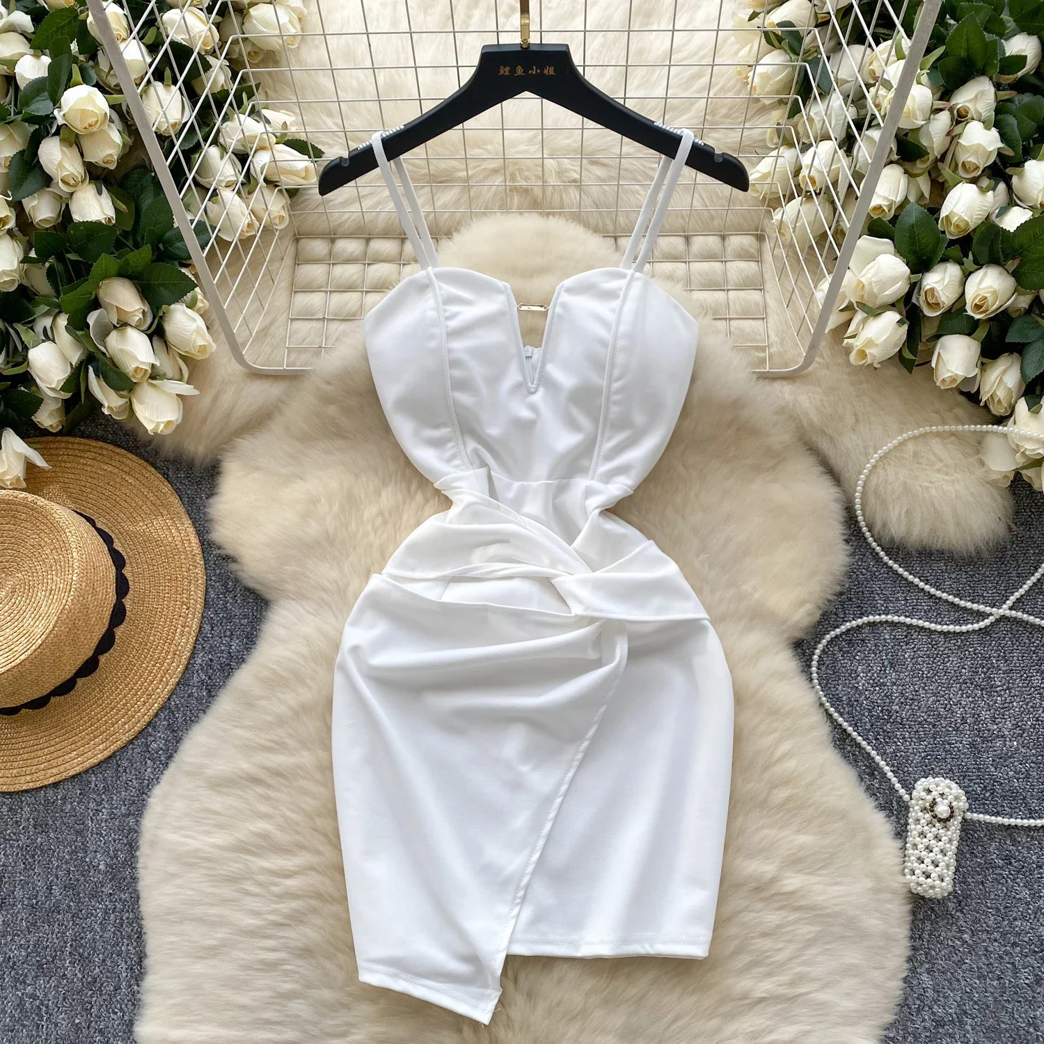 Seksowne sukienki bez rękawów Vintage V-neck Chic Twisted Asymmetrical Pleated Slim Straps Short Dresses Evening High Street Autumn Clothing — zdjęcie 3