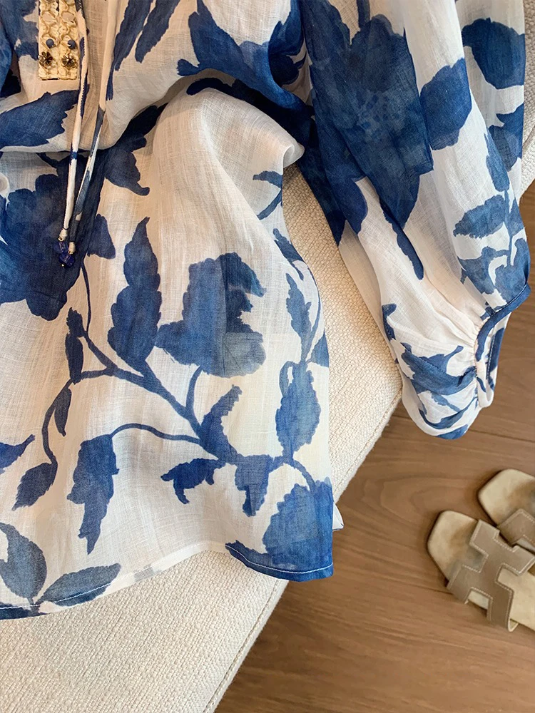 เสื้อผ้าแฟชั่นสไตล์เกาหลี ลายดอกไม้สีฟ้าฤดูร้อน แต่งลูกปัด คอวี ผูกเชือก ทรงหลวม ผ้าบาง ให้ความรู้สึกหรูหรา