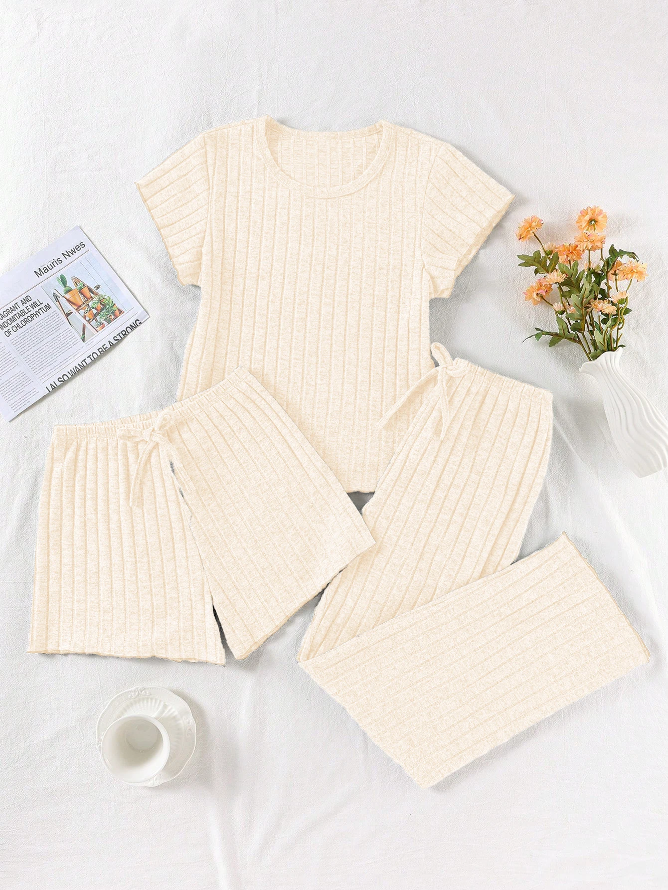 

A new and fashionable women's solid-color short-sleeved T-shirt and pants set of three pieces